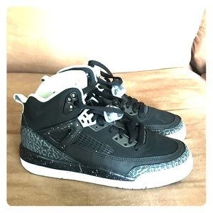 Black Spizike Jordan’s Boys Sz 5.5